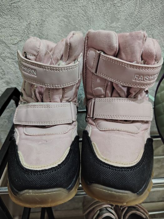 Продам зимнню детскую обувь