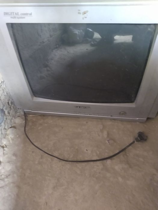 Televizor sotiladi