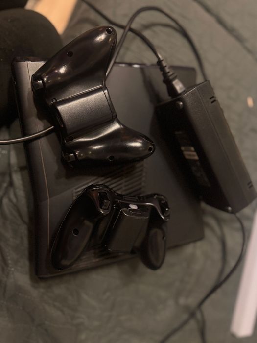 Vând Xbox 360 + Kinect + 2 controlere + 15 jocuri – stare foarte bună