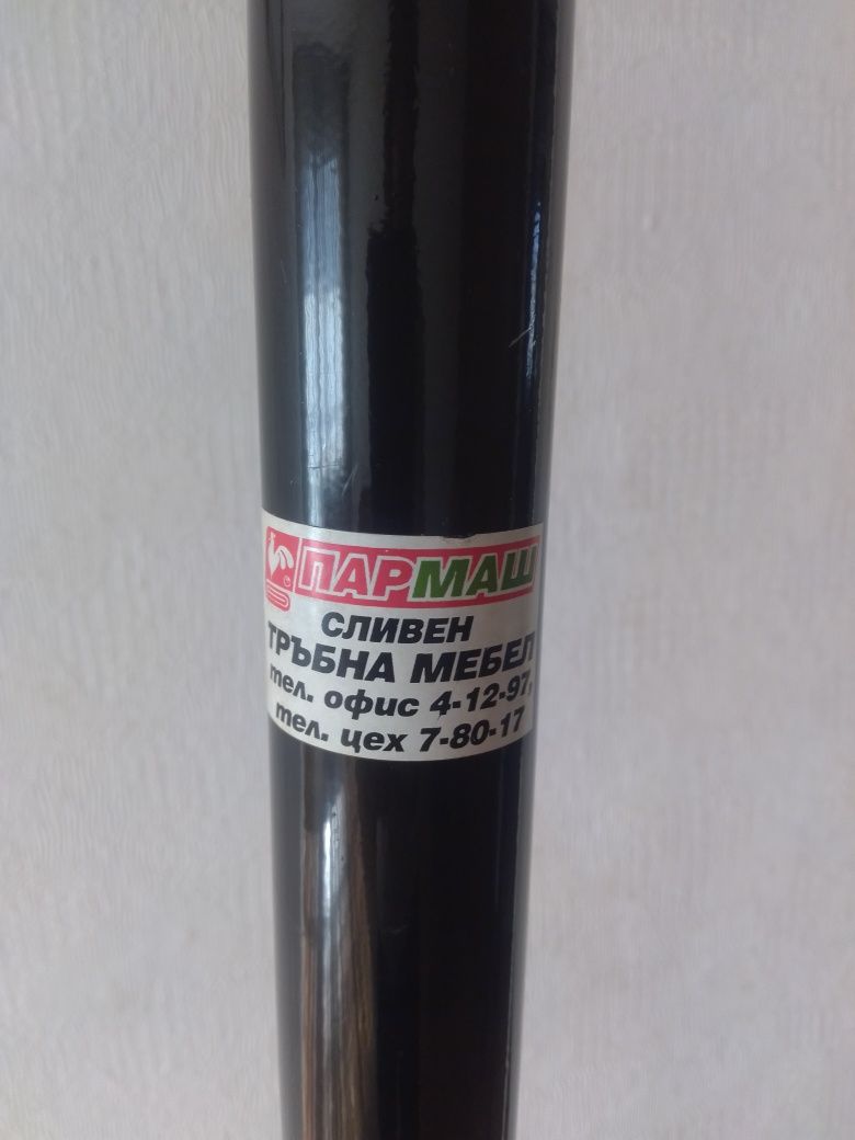Закачалка за дрехи за офиса или дома.