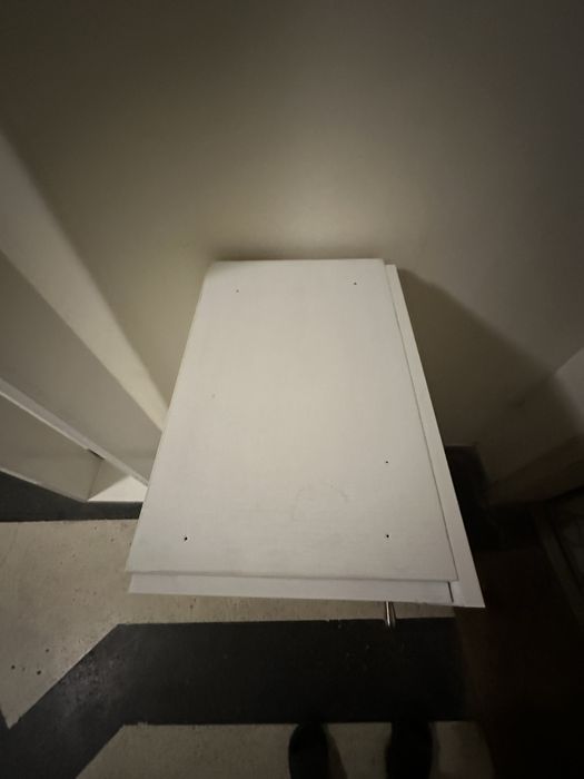 Бяла шкаф с рафтове