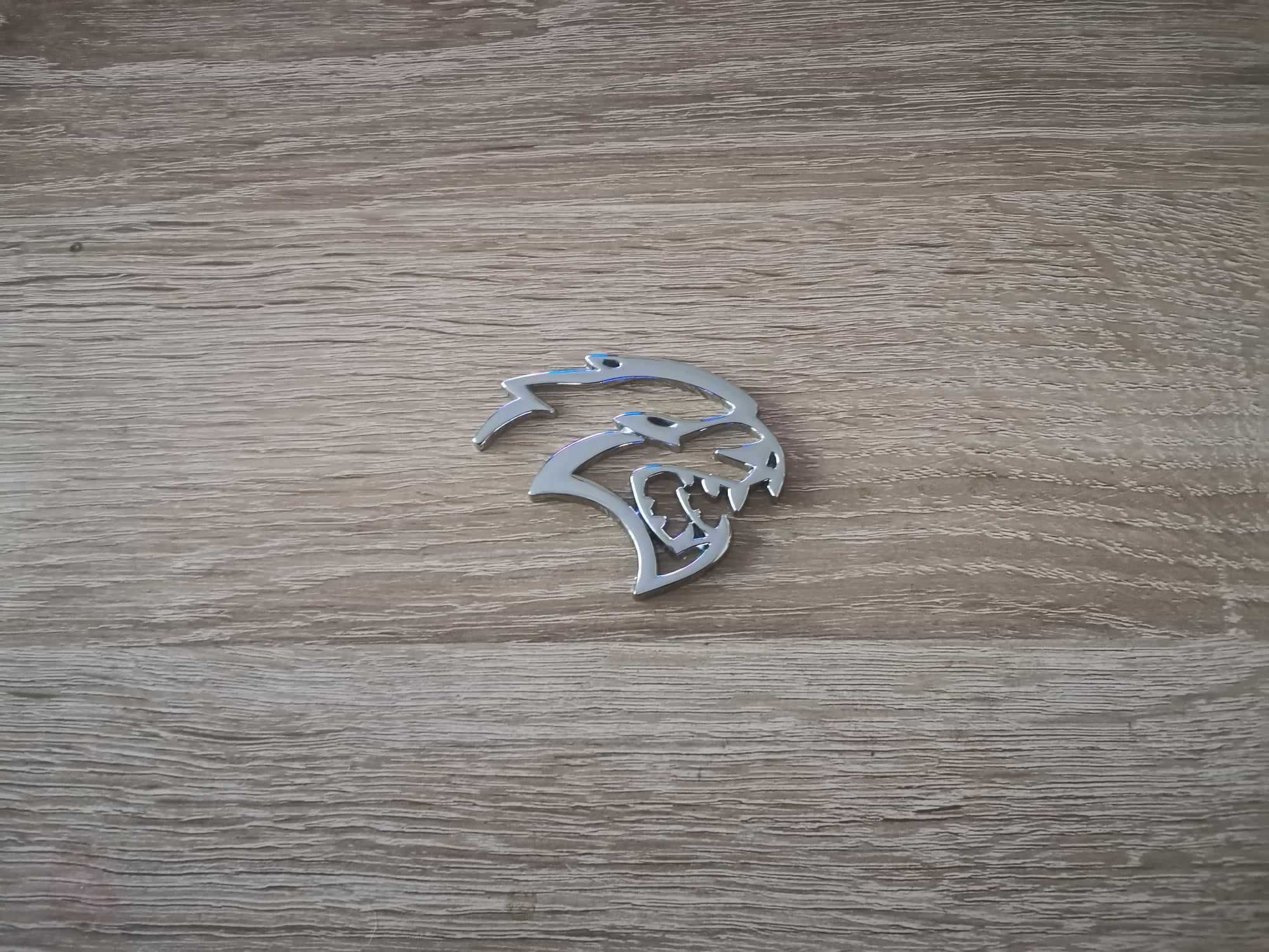 Hellcat лого сребриста емблема дясна