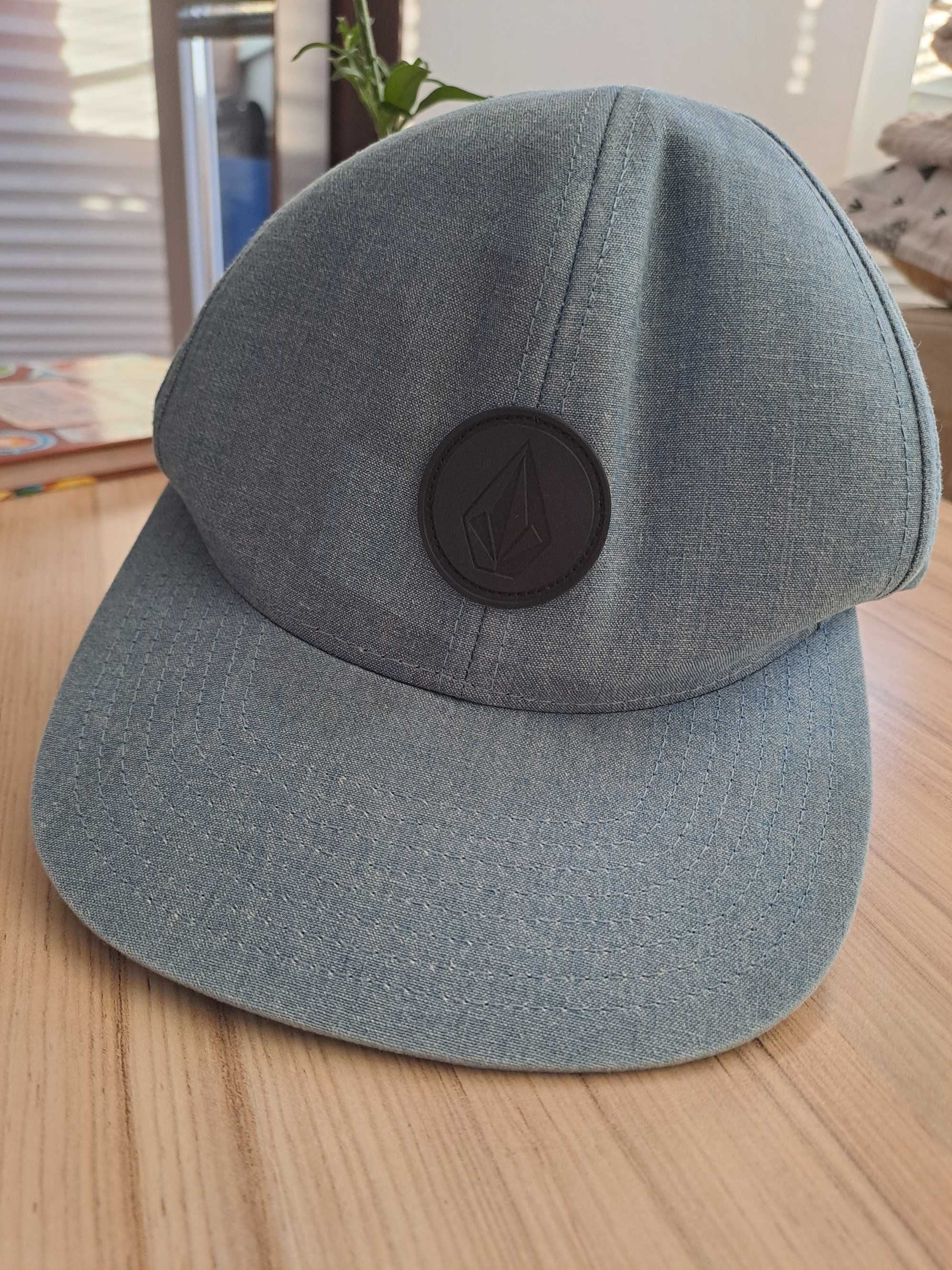 Volcom шапка - чисто нова