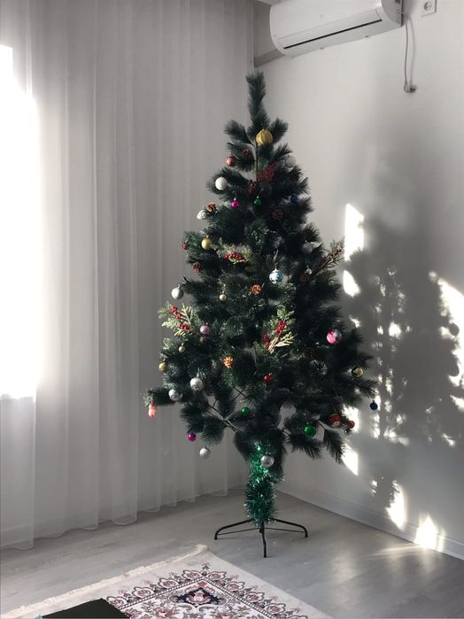 Продается елка двухметровая с игрушками