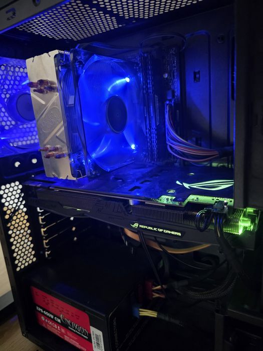 Vand pc gaming detalii si componente in descriere.