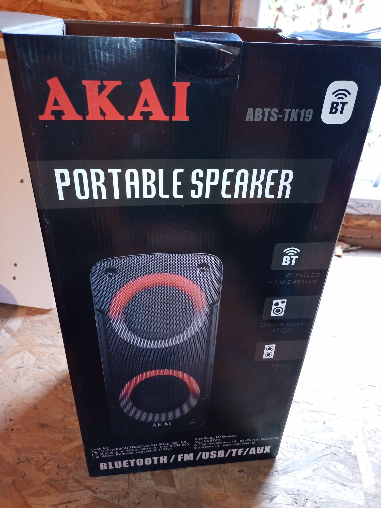 Boxă audio Akai cu jocuri de lumini.