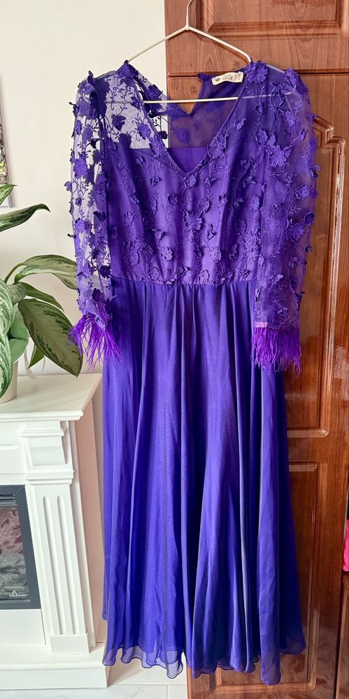 Rochie midi mov, cu dantela si puf