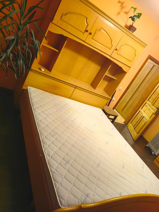 спалня с матрак и два гардероба