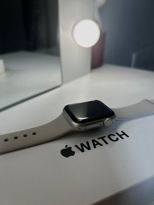 Apple Watch SE + 2 каишки и протектор