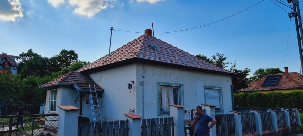 Executăm acoperișuri dela a la z
 Mici sau marii  reparații de urgență