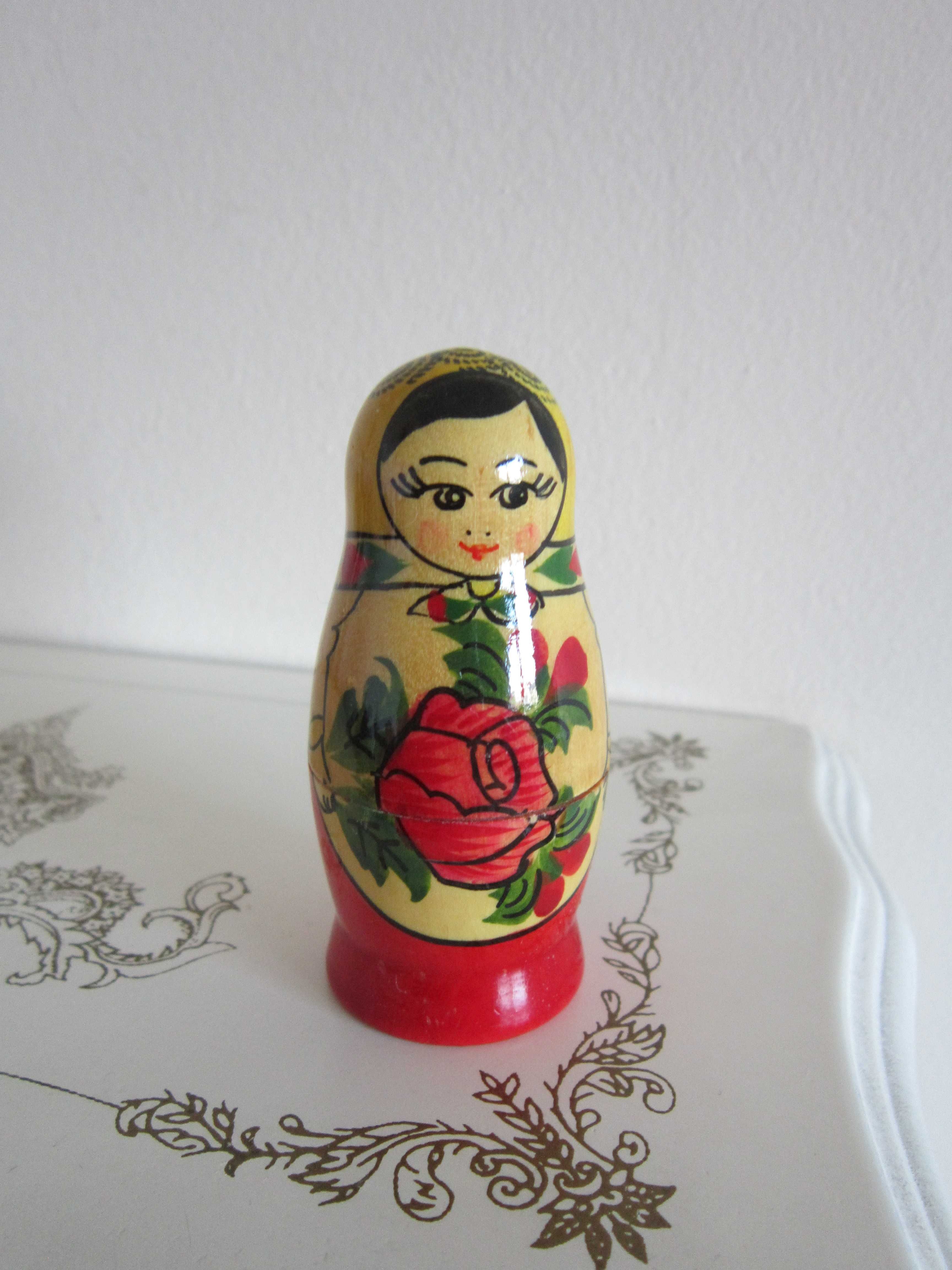 cadou inedit Matrioska din lemn miniatura vintage