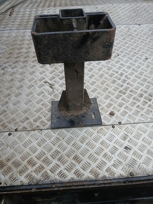 Suporti fier ,foarte solizi ,dimensiunile sunt  in poze