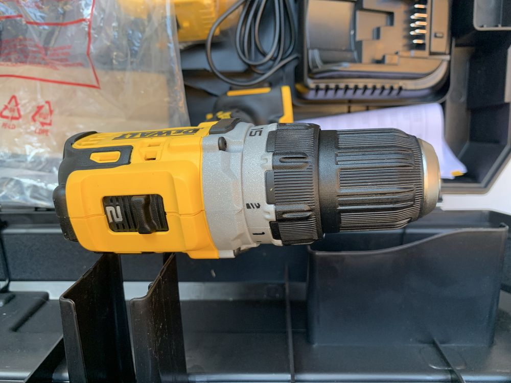 DeWALT DCD 701/ безчетков винтоверт/+2 бат. 2 ah.,+зарядно в куфар