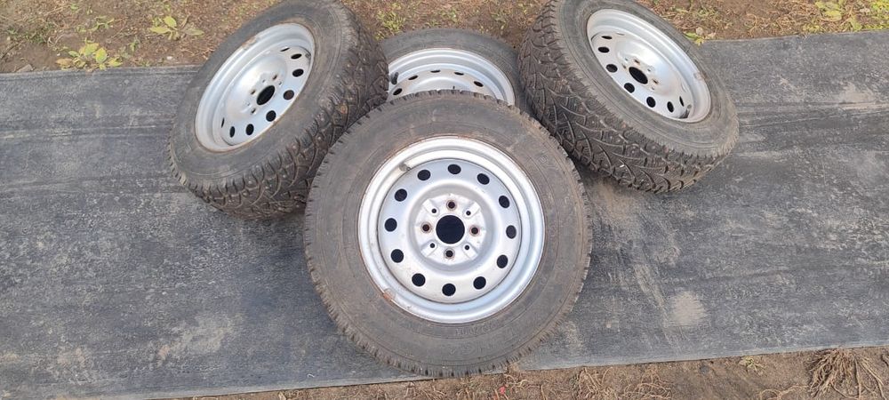 Продам зимнюю шину с дисками на 13