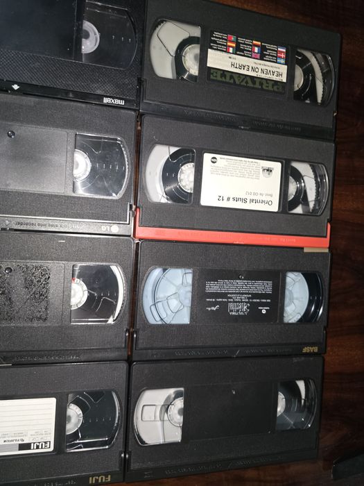 Set de 9 casete video, VHS, cu filme pentru adulți, 100 de lei