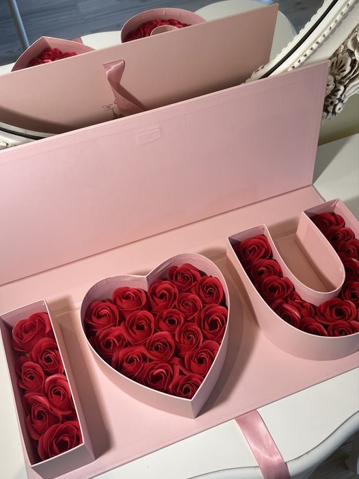 LOVE Deluxe Box с червени сапунени рози-незабравим подарък