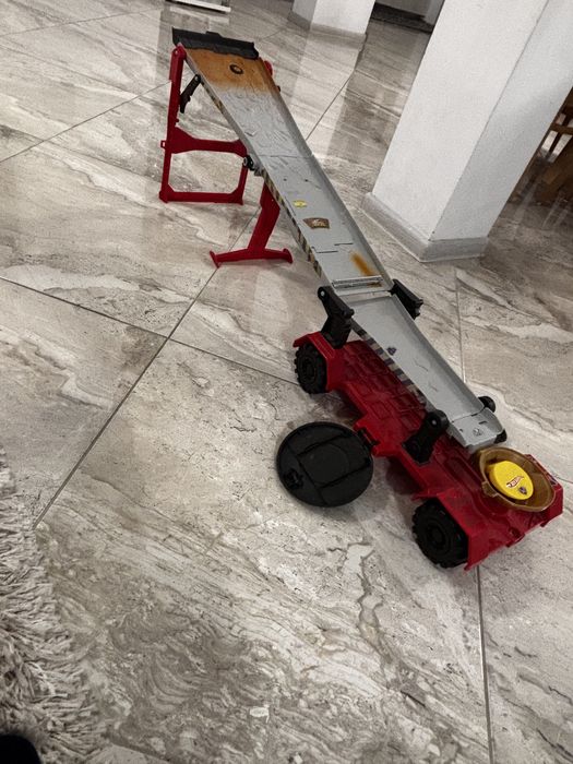 2 в 1 писта и място за съхранение на колички