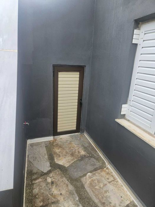 Триетажна къща в Кариани