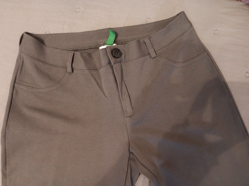 Pantaloni tip colanți