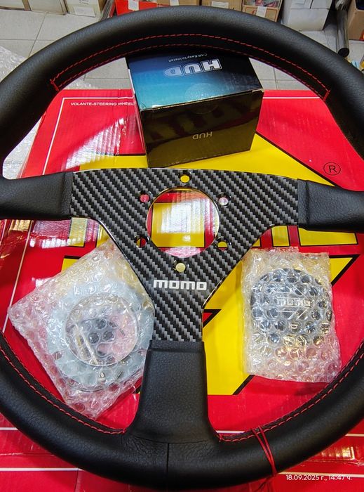 Спортен волан МОМО карбон кожа.