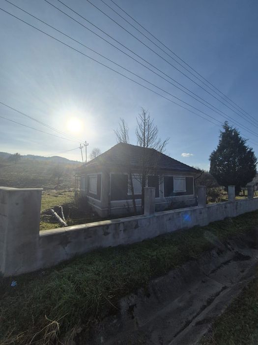 Vând casă cu teren