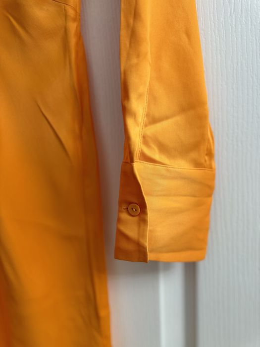 Rochie noua Zara cu fronseu si decolteu adanc, dama
