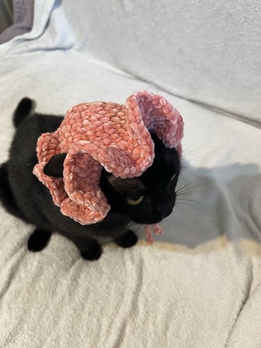 Pălărie croșetată roz pufoasă pentru pisici