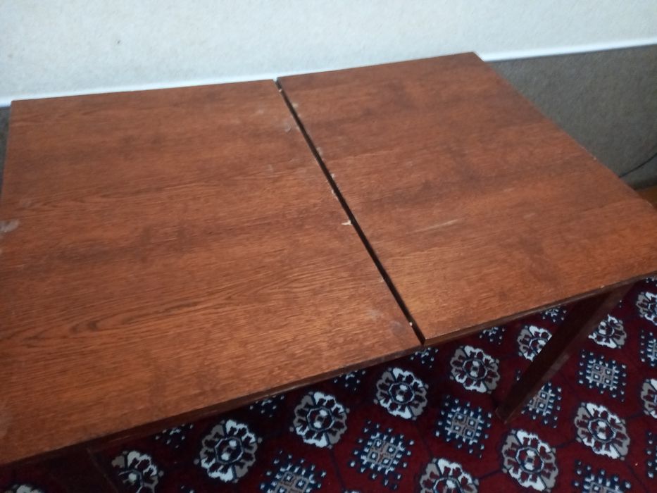 Продается полированный раздвижной  стол. Размер 1,2 м × 0,8.