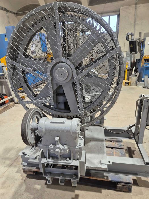 Машина за огъване на профили, тръби и шини