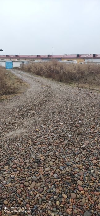 Участка сотилади 4 соток газ свет сув бор йолларга тош токилган