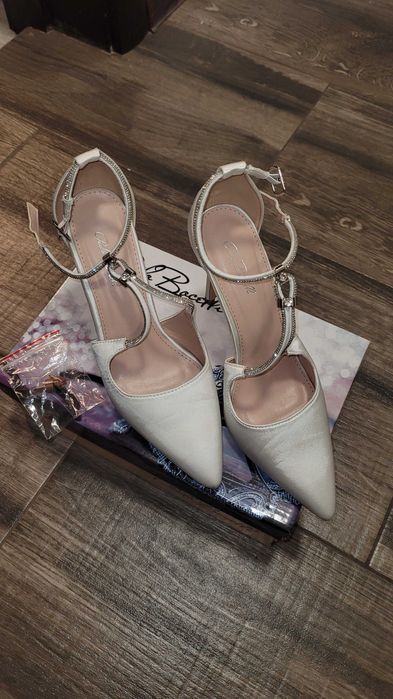 Офицялни бели обувки