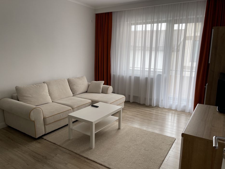 Inchiriez apartament doua camere centru Crinului bloc nou cu parcare