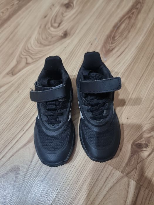 Продавам детски  кецове Адидас