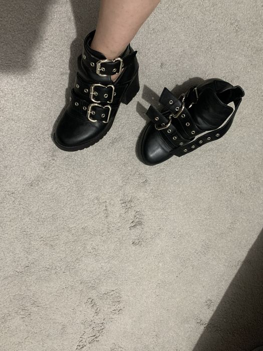Botine cu catarame