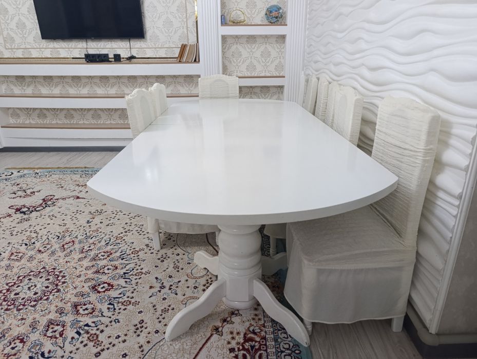 Продается гостиный стол со стульями