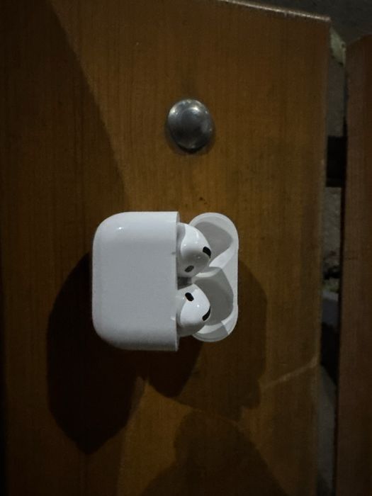 Airpods 4 с шумоподовлением