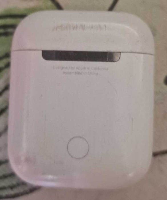 Продам airpods 1 работает кейс и один наушник