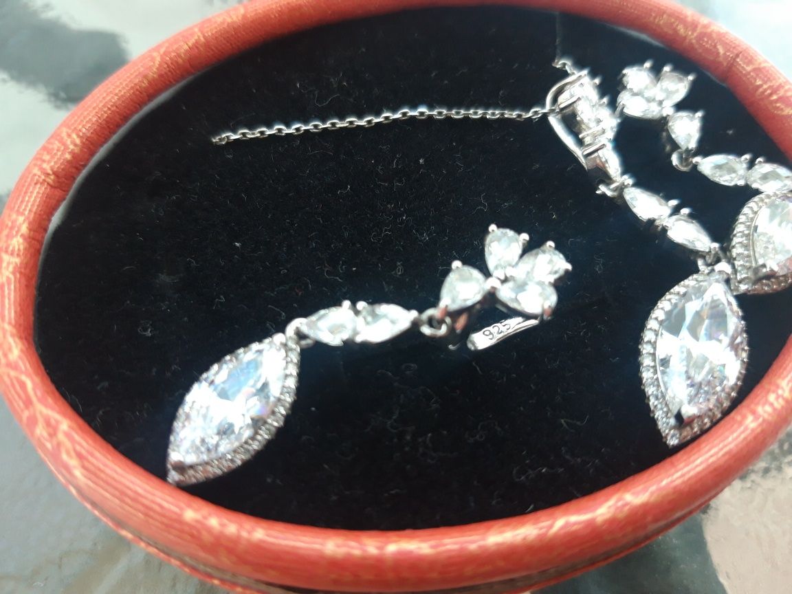 Set de bijuterii (cercei si lantisor cu medalion) de argint