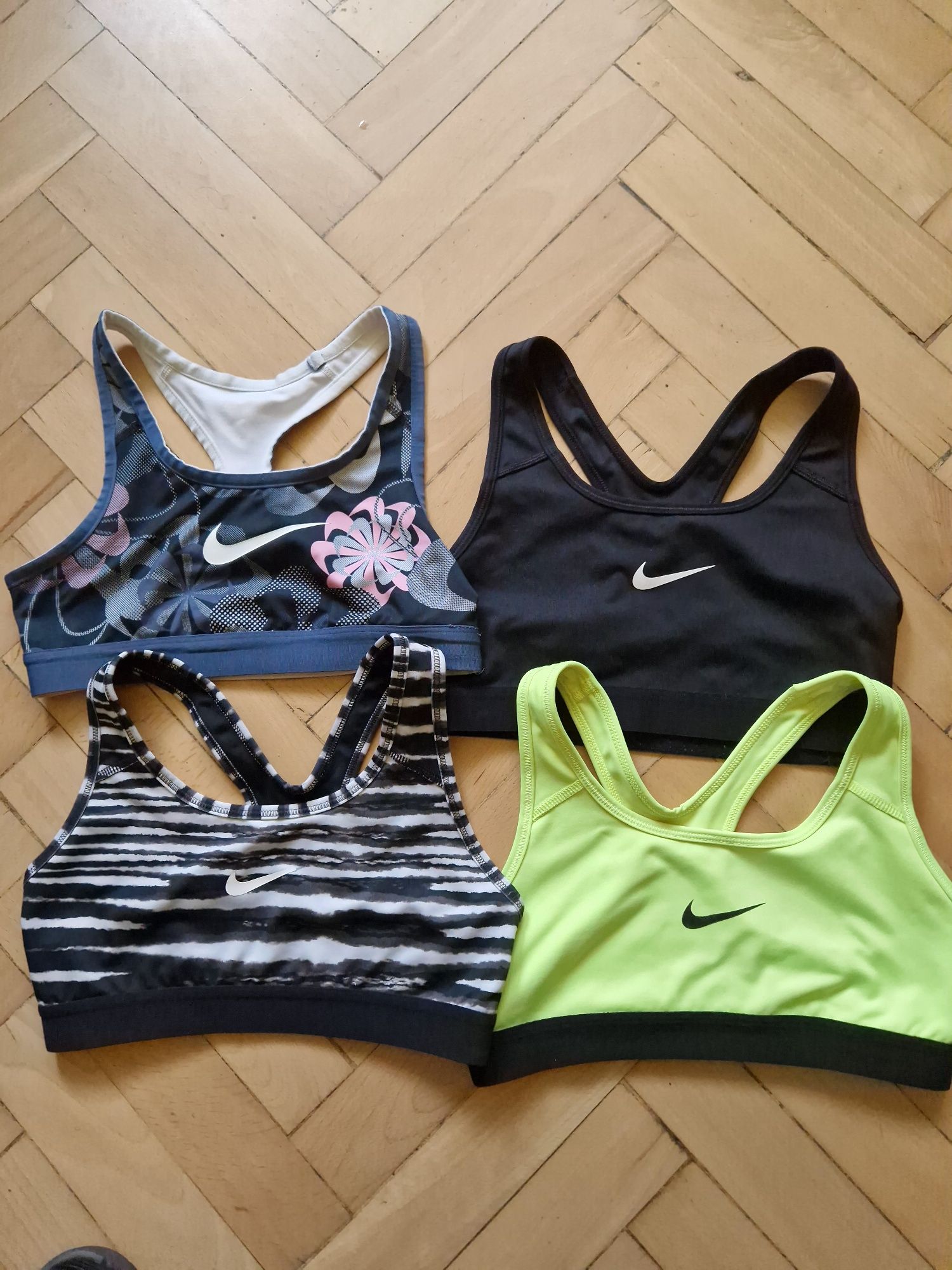Nike xs размер спортни сутиени