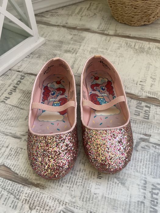 Обувки за момиченце. Два чивта.