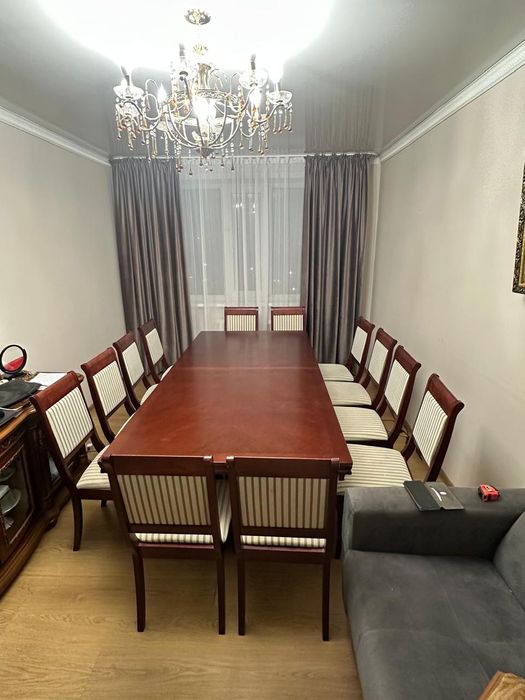 Раздвижной стол с стульями