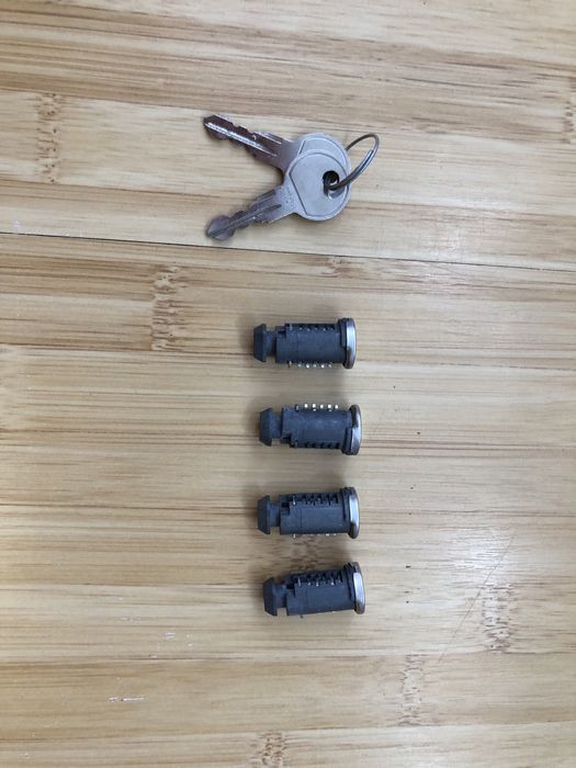 Set 4 butuci Thule cod N206, plus o cheie N205