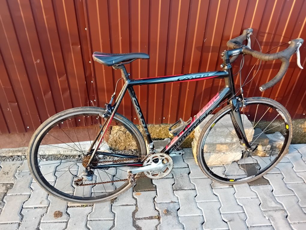 Vând cursiera Cannondale CAAD 8