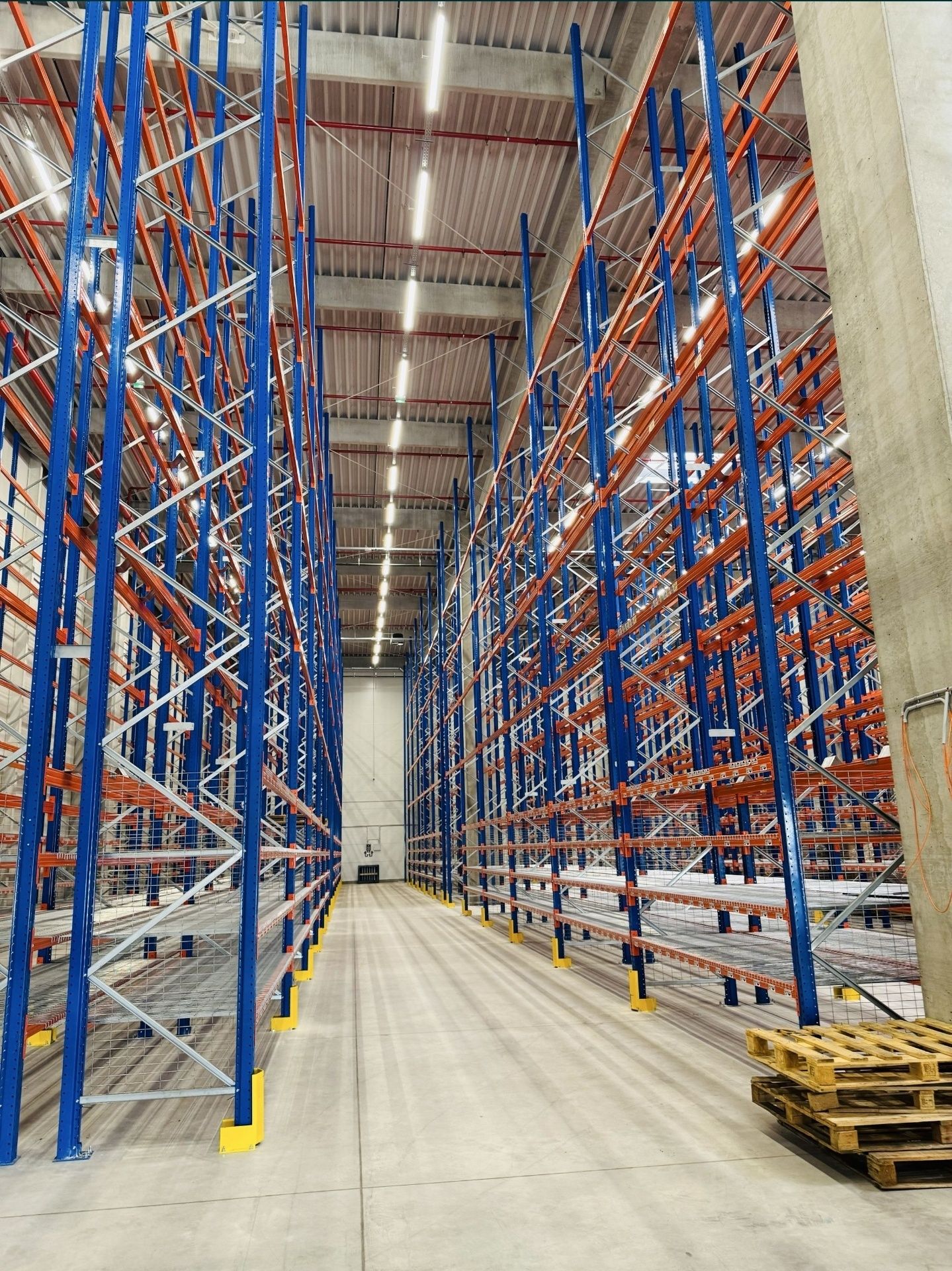 Rafturi metalice industriale reglabile 
Avem orice dimensiuni livram i