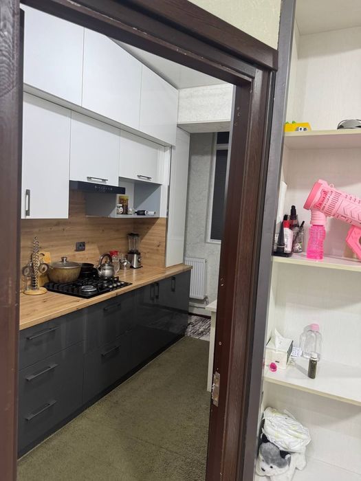 Срочна сотилади. 1 хона  Янгиҳаёт метро 3-бекат