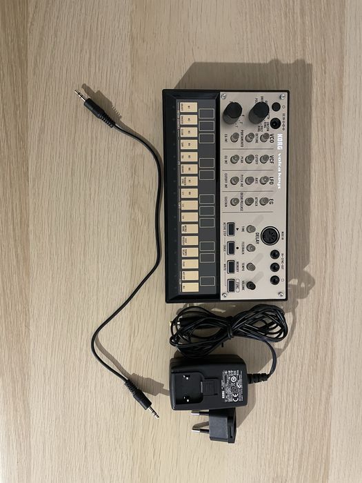 Korg Volca Keys аналогов синтезатор + захранване – отлично състояние