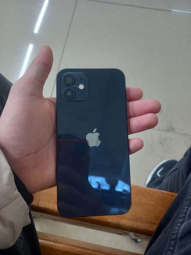 IPhone 12 в нормальном состоянии задняя стекло разбита