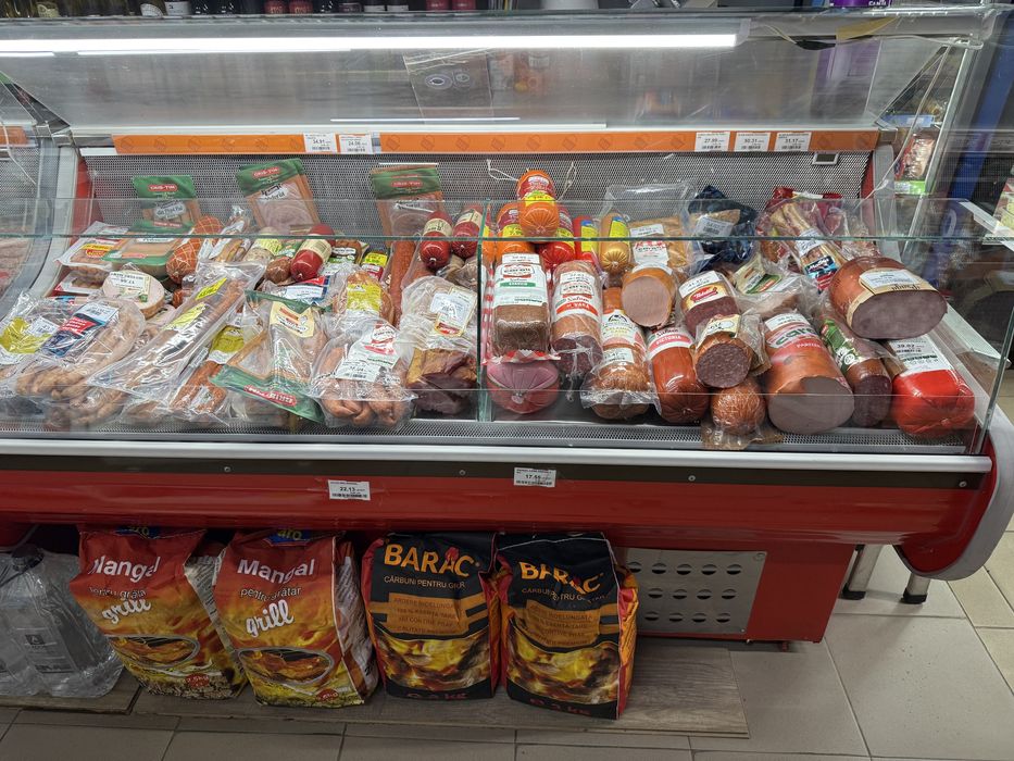 Vitrina mezeluri magazin alimentar super-market