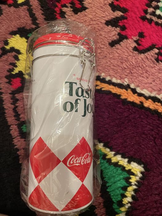 Чисто нови кутии на кока кола