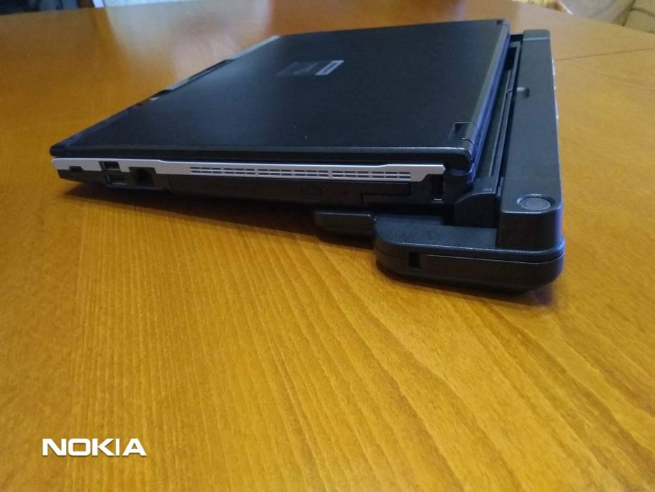 Лаптоп Fujitsu Siemens с докинг станция, безжична мишка и чанта Golla